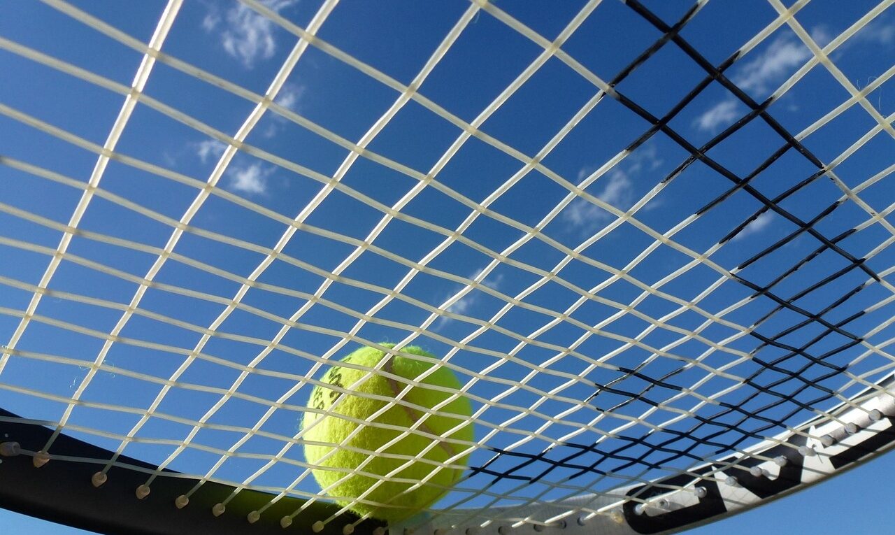 Tennisball und Schläger